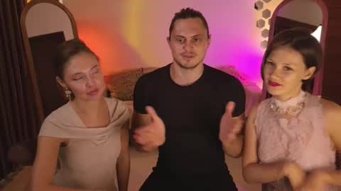 Snapshot of goddess_marylin chatting on 27, 9, 2025 330 UTC2 girls online show from 27, 9, 2025