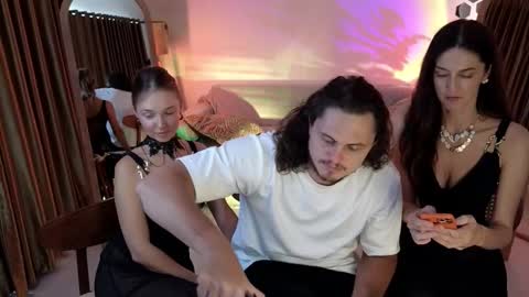 Snapshot of goddess_marylin chatting on 19, 10, 2025 330 UTC2 girls online show from 19, 10, 2025