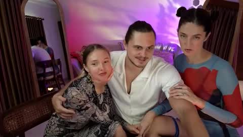 Snapshot of goddess_marylin chatting on 29, 10, 2025 330 UTC2 girls online show from 29, 10, 2025