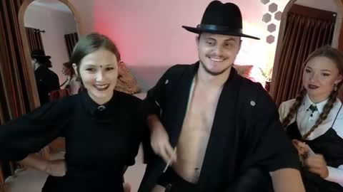 Snapshot of goddess_marylin chatting on 30, 10, 2025 330 UTC2 girls online show from 30, 10, 2025