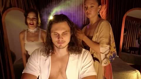 Snapshot of goddess_marylin chatting on 22, 11, 2025 330 UTC2 girls online show from 22, 11, 2025