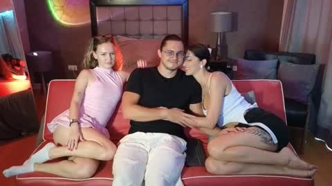 Snapshot of goddess_marylin chatting on 17, 12, 2025 330 UTC2 girls online show from 17, 12, 2025