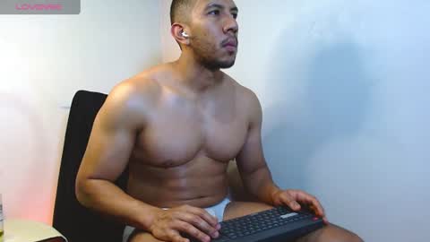 Snapshot of gurushake chatting on 4, 7, 2026 holl latino online show from 4, 7, 2026
