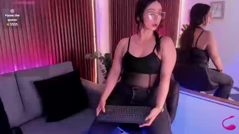 Snapshot of hailey_bieber_ chatting on 3, 3, 2026 hailey_bieber_ online show from 3, 3, 2026