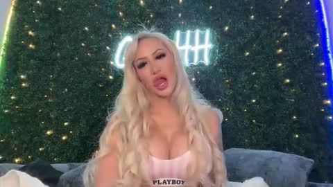 Snapshot of haliaxhill chatting on 12, 4, 2026 Halia Hill online show from 12, 4, 2026