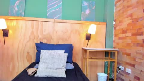 Halley Lorens online show from 7, 4, 2026