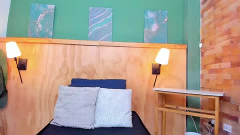 Halley Lorens online show from 10, 4, 2026