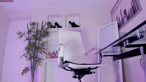 HANNAH HOWELL online show from 12, 2, 2026