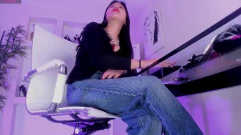 HANNAH HOWELL online show from 1, 7, 2026