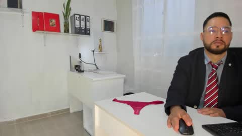 Happer Quinn  Mr Hale online show from 19, 12, 2025