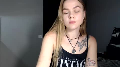 happy_fox_ online show from 12, 3, 2026