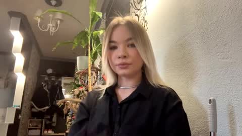 Snapshot of heikewormwood chatting on 1, 12, 2025 Lana online show from 1, 12, 2025