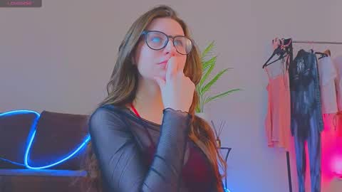 Snapshot of helenmann_ chatting on 3, 3, 2025 online show from 3, 3, 2025