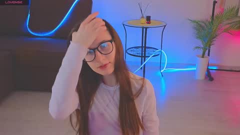 Snapshot of helenmann_ chatting on 5, 3, 2025 online show from 5, 3, 2025