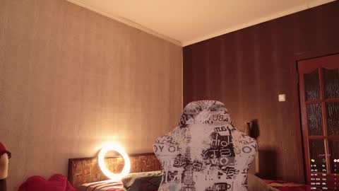 Alisia  Monday to Friday from 10 am to 4 pm GMT 2 online show from 6, 3, 2026