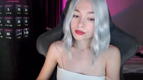 Snapshot of hey_nora_ chatting on 21, 4, 2026 Nora online show from 21, 4, 2026