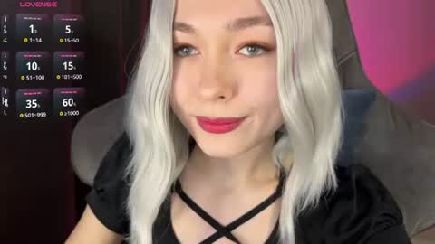 Snapshot of hey_nora_ chatting on 19, 6, 2026 Nora online show from 19, 6, 2026