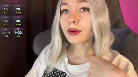 Snapshot of hey_nora_ chatting on 23, 6, 2026 Nora online show from 23, 6, 2026