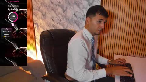 Snapshot of hiddenoffice chatting on 27, 10, 2025 George online show from 27, 10, 2025