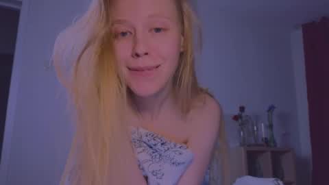 Snapshot of hihi_im_chloe chatting on 4, 3, 2025 Chloe online show from 4, 3, 2025