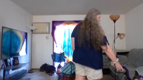 Snapshot of hippysnewhere chatting on 18, 5, 2026 hippysnewhere online show from 18, 5, 2026