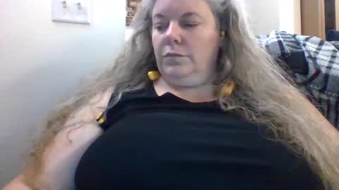 Snapshot of hippysnewhere chatting on 4, 6, 2026 hippysnewhere online show from 4, 6, 2026