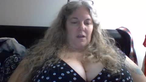 Snapshot of hippysnewhere chatting on 12, 7, 2026 hippysnewhere online show from 12, 7, 2026