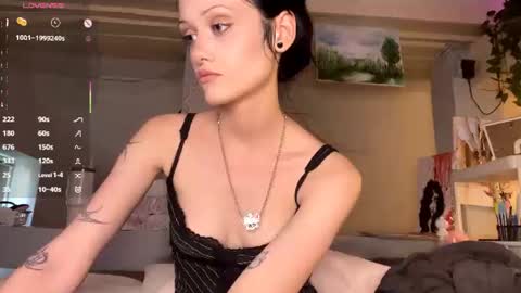 Snapshot of holliedavine chatting on 25, 6, 2026 Ava online show from 25, 6, 2026