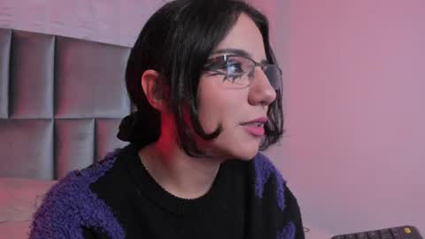 Snapshot of hollypeach_ chatting on 5, 5, 2026 hollypeach_ online show from 5, 5, 2026