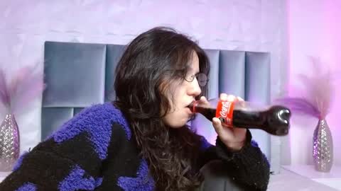 Snapshot of hollypeach_ chatting on 10, 5, 2026 hollypeach_ online show from 10, 5, 2026