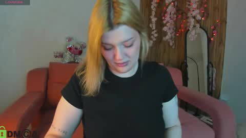 Snapshot of hollyray_ chatting on 7, 4, 2026 Holly online show from 7, 4, 2026