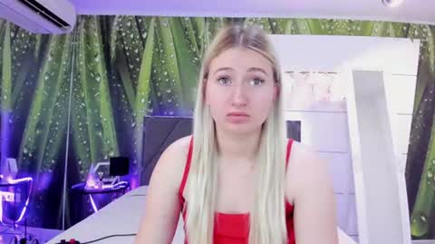 Snapshot of hollytaillor chatting on 7, 7, 2026 HollyTaillor online show from 7, 7, 2026