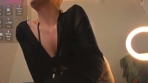 Snapshot of hollyylee chatting on 13, 6, 2026 Emma online show from 13, 6, 2026