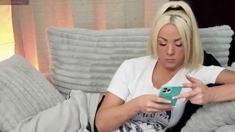 Snapshot of hopedayleexo chatting on 19, 10, 2025 Hope Daylee online show from 19, 10, 2025