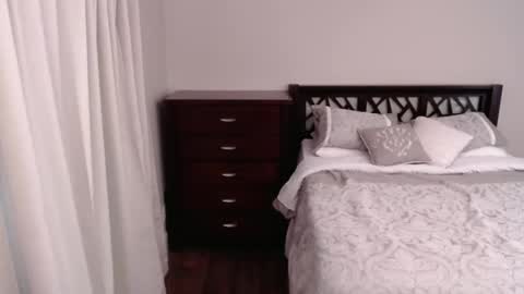 Rose Redwood online show from 28, 4, 2026