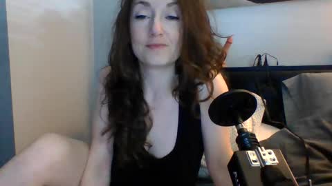 housewifeelle online show from 23, 4, 2026