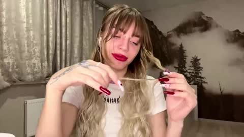 hsiuscherich online show from 15, 12, 2025