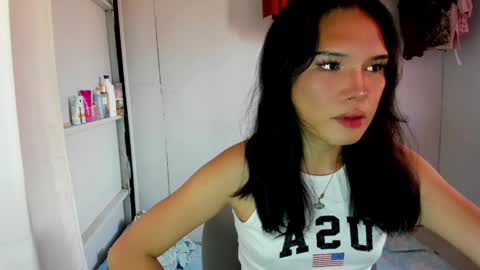Snapshot of iamyourdesire_ chatting on 7, 4, 2026 shhh online show from 7, 4, 2026