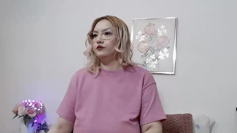 Snapshot of ina_pearl chatting on 6, 11, 2025 Ina online show from 6, 11, 2025