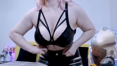 Snapshot of ina_pearl chatting on 19, 11, 2025 Ina online show from 19, 11, 2025