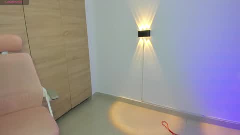 Isabella Thompson online show from 11, 3, 2025