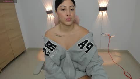 Isabella Thompson online show from 14, 10, 2025