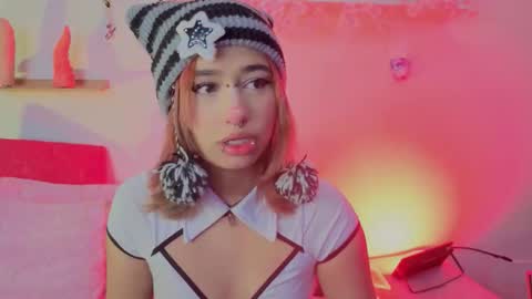 Snapshot of isisjones18 chatting on 18, 10, 2025 Isisjones18 online show from 18, 10, 2025
