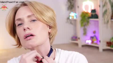 Snapshot of island_peach chatting on 25, 6, 2026 Lou Peaches online show from 25, 6, 2026