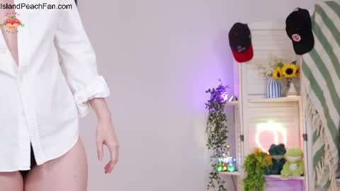 Snapshot of island_peach chatting on 24, 7, 2026 Lou Peaches online show from 24, 7, 2026