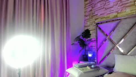 jade white  online show from 17, 9, 2025