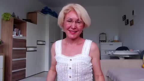 Snapshot of jasmin18v chatting on 22, 5, 2026 Jasmin room for people 40 online show from 22, 5, 2026