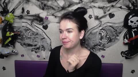 JasmineKouch online show from 31, 10, 2025