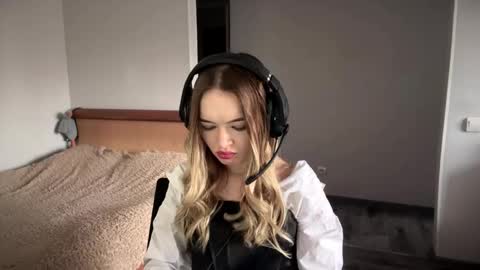 Hi Im Mishel 18 years old online show from 13, 11, 2025