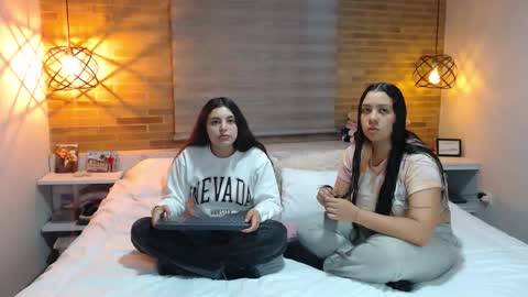 Jazmin and Scarlett online show from 24, 11, 2025